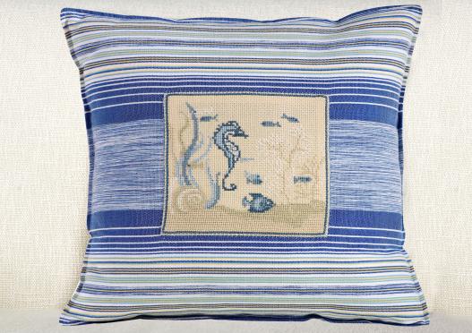 Coussin au point de croix Pensée de mer Coussin au point de croix Pensée de mer