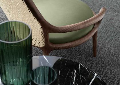 Fauteuil pour salon de design Patti structure en noyer canaletto – BertO