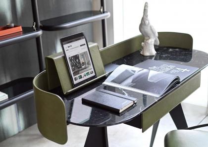 Petit Bureau de design Jim avec plateau en marbre de Marquina et bandeau recouvert en cuir Flower vert - BertO