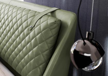 Détail coussin matelassé tête du lit double moderne de luxe Chelsea en cuir - BertO