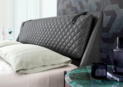Détail tête matelassée du lit moderne de luxe Chelsea en cuir - BertO
