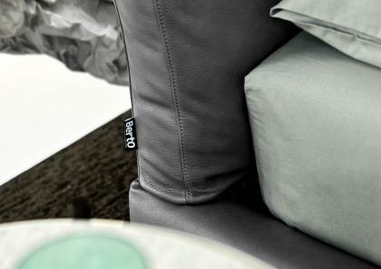 Etiquette BertO détail de la tête du lit double Soho en cuir gris - BertO