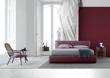Pièce meublée avec lit double Soho en cuir Martin bordeaux - BertO