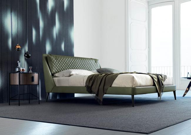 Pièce meublée avec Lit moderne double de luxe Chelsea en cuir vert - BertO