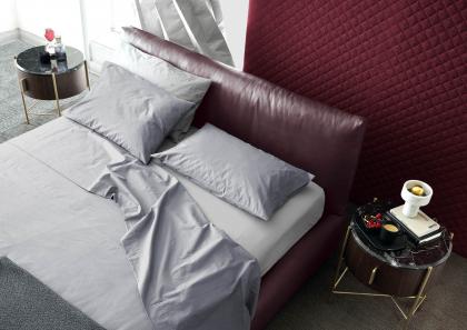 Lit double Soho en cuir Martin bordeaux avec set de draps Yoko