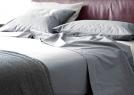 Les draps Yoko en coton gris 100% Stone Washed habille le lit Soho en cuir - BertO