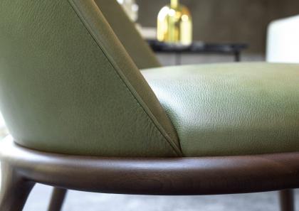 Détail de l'assise du fauteuil enveloppant en cuir vert KIM - BertO