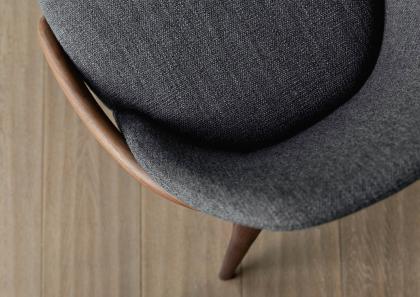 Chaise moderne en bois Jackie Wood détail assise recouverte en tissu - BertO