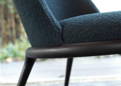 Détail de la structure fauteuil rond en bois et tissu - BertO