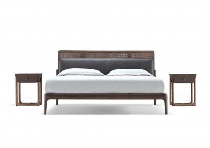 Table de chevet de design en bois Noyer Canaletto Serenas à côté du lit East Side - BertO