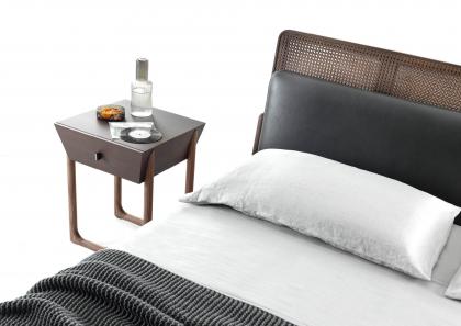 Table de chevet de design Serenas à côté du lit avec tête de lit en paille de Vienne East Side - BertO