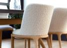 Chaises élégantes et modernes en chêne et bouclé Joan - BertO