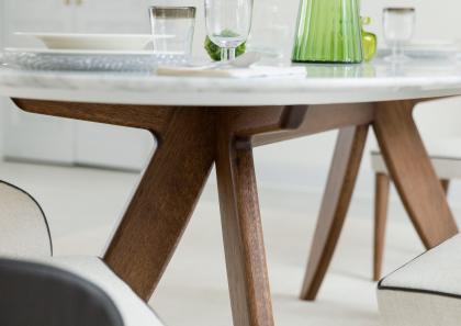 Table Ring avec plateau en marbre et piètement en chêne massif teinté noyer