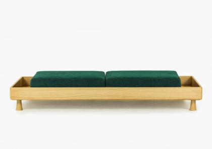 Coussins d’assise: âme en bois de peuplier recouverte d’une couche de mousse de polyuréthanne expansé