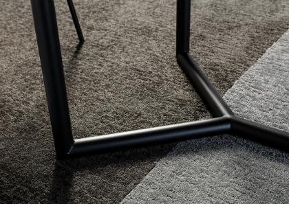 CJ table moderne de design avec base en tube tubulaire peint noir estampé - BertO Salotti