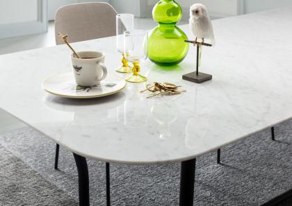Table moderne de design CJ détail du plateau en marbre de Carrare - BertO Salotti