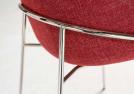 Détail des chaises rouges en tissu de l'élégante structure en métal doré - BertO Outlet