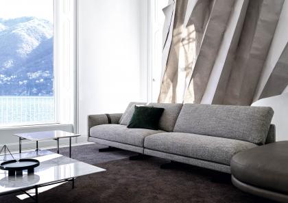 Le canapé angulaire Dee Dee complète l'environnement avec les tables carrées Riff en marbre de Carrara - BertO