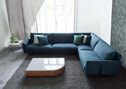 Environnement zone living avec canapé d’angle Dee Dee en tissu et petite table carrée Stage en marbre - BertO
