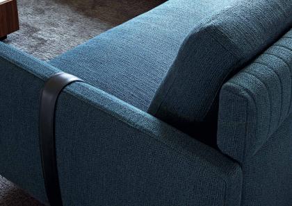 Le canapé d’angle Dee Dee est recouvert avec le tissu Dorian couleur sarcelle de la collection exclusive BertO 