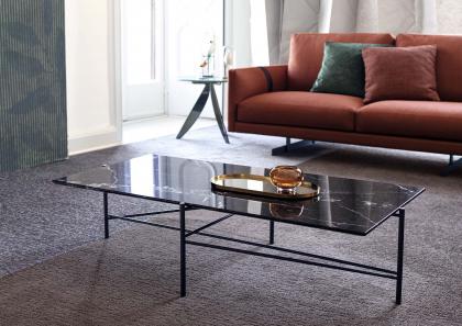 Associe la table basse Riff en marbre Marquinia noir avec le canapé Dee Dee avec péninsule réversible - BertO