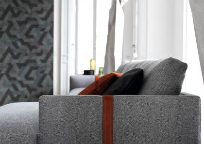 Détail de la sangle en cuir Nubuck canapé en tissu Dee Dee: détail exclusif de la collection  - BertO